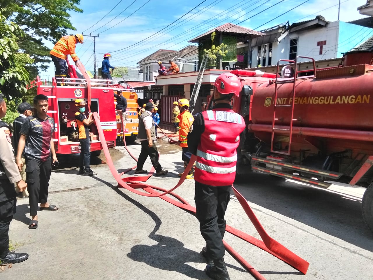 1 Rumah Terbakar di Balikpapan Regency, Batalyon A Brimob Kaltim Bantu Padamkan Api