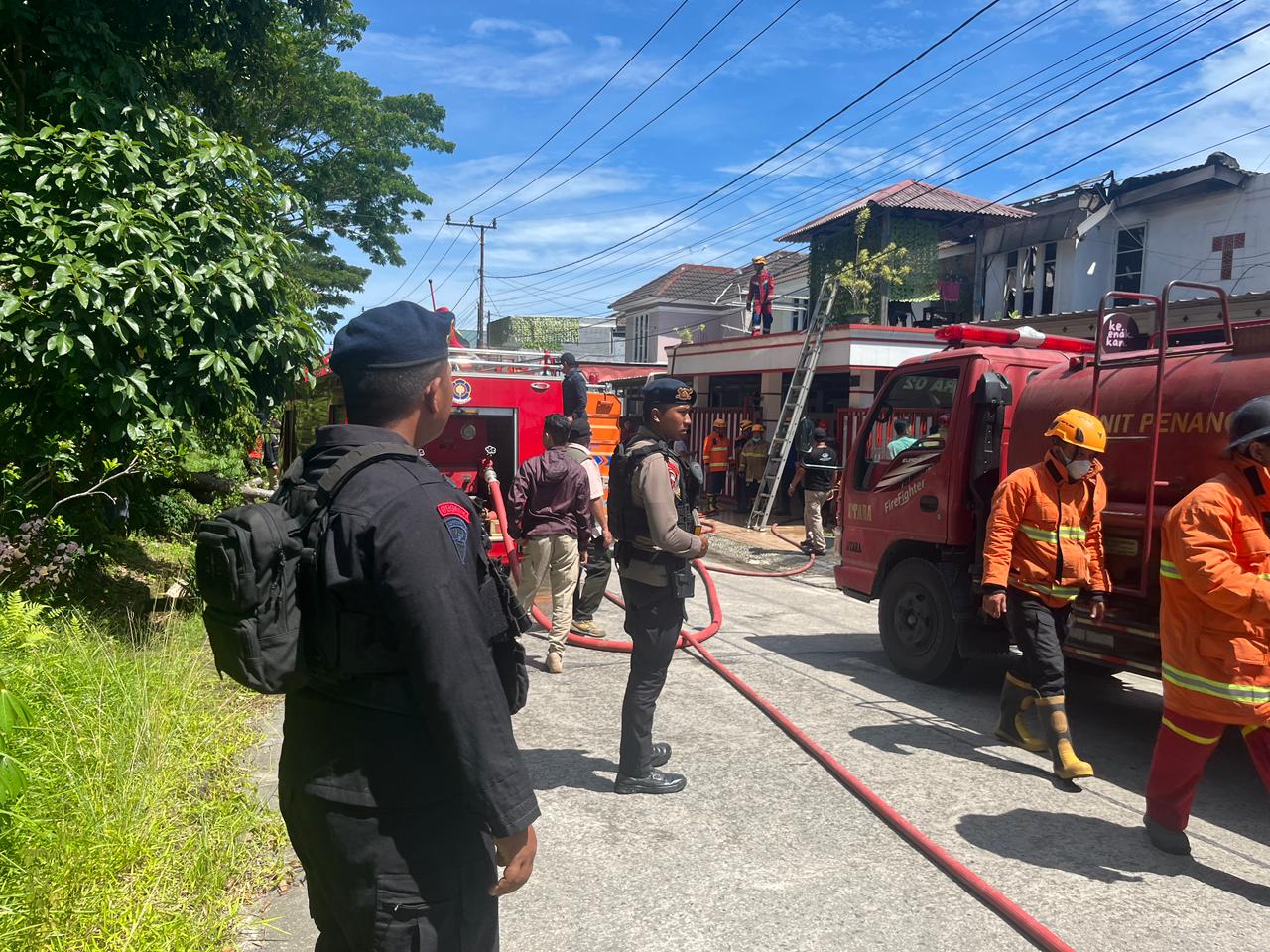 Aksi Cepat Tanggap, kebakaran rumah di balikpapan regency, Detasemen Gegana Satuan Brimob Kaltim Membantu Padamkan Api