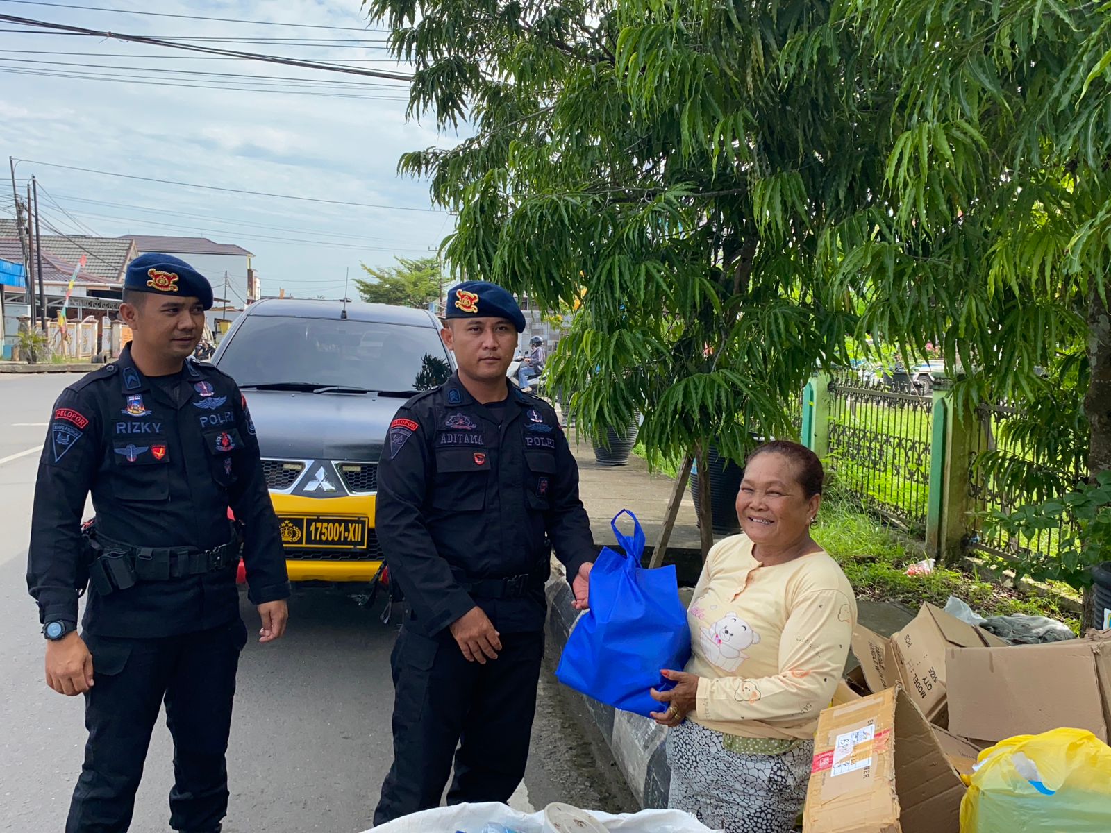Batalyon A Pelopor Tebar Kebaikan, Salurkan Bantuan Jumat Berkah di Balikpapan Selatan