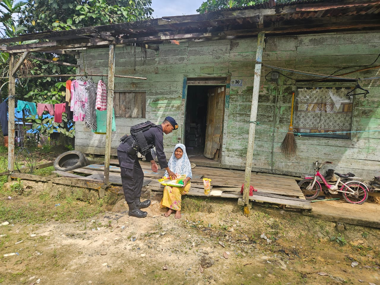 Kompi 1 Batalyon C Pelopor Bagikan Sembako, Wujud Kepedulian Jumat Berkah di Karang Joang