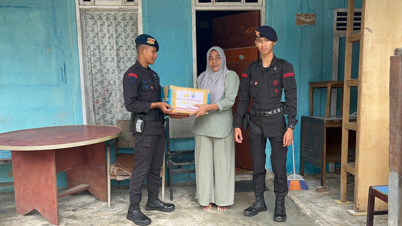 Kompi 2 Batalyon C Pelopor Hadirkan Jumat Berkah, Salurkan Sembako di Tanah Grogot