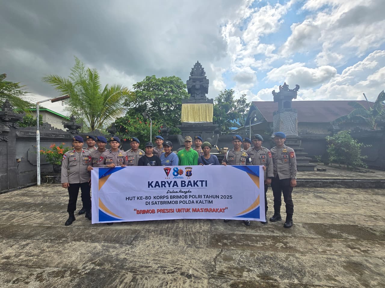Jelang HUT ke-80 Brimob, Batalyon B Pelopor Gelar Karya Bakti di Pura Wisnu Murti Samarinda