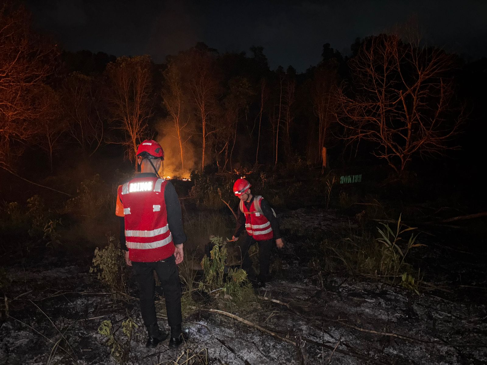 Respon Cepat Batalyon A Brimob Kaltim Bantu Padamkan Kebakaran Lahan di Balikpapan