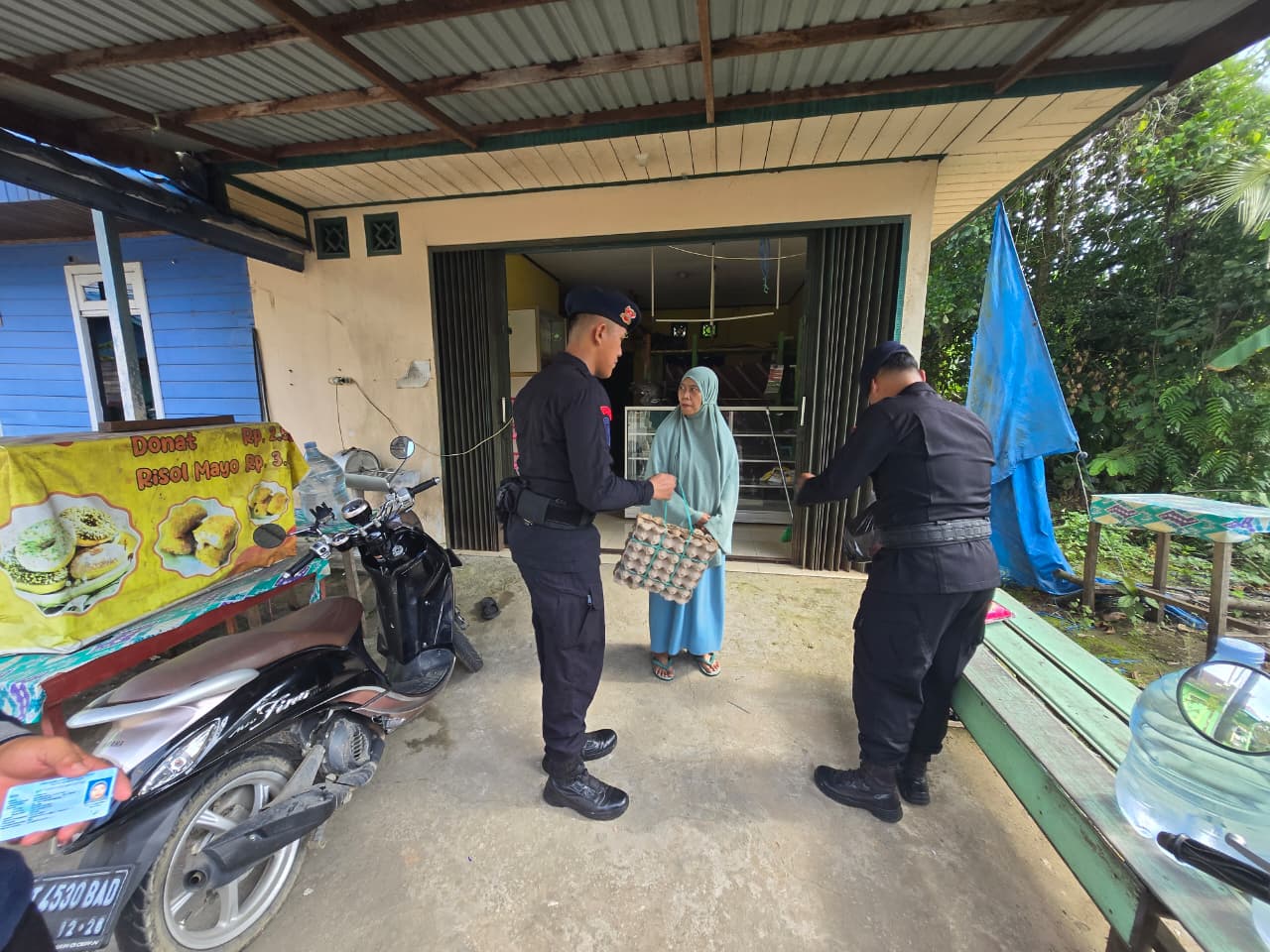 Brimob Paser Sasar Warga Kurang Mampu di Tanah Grogot Lewat Program “Jumat Berkah”