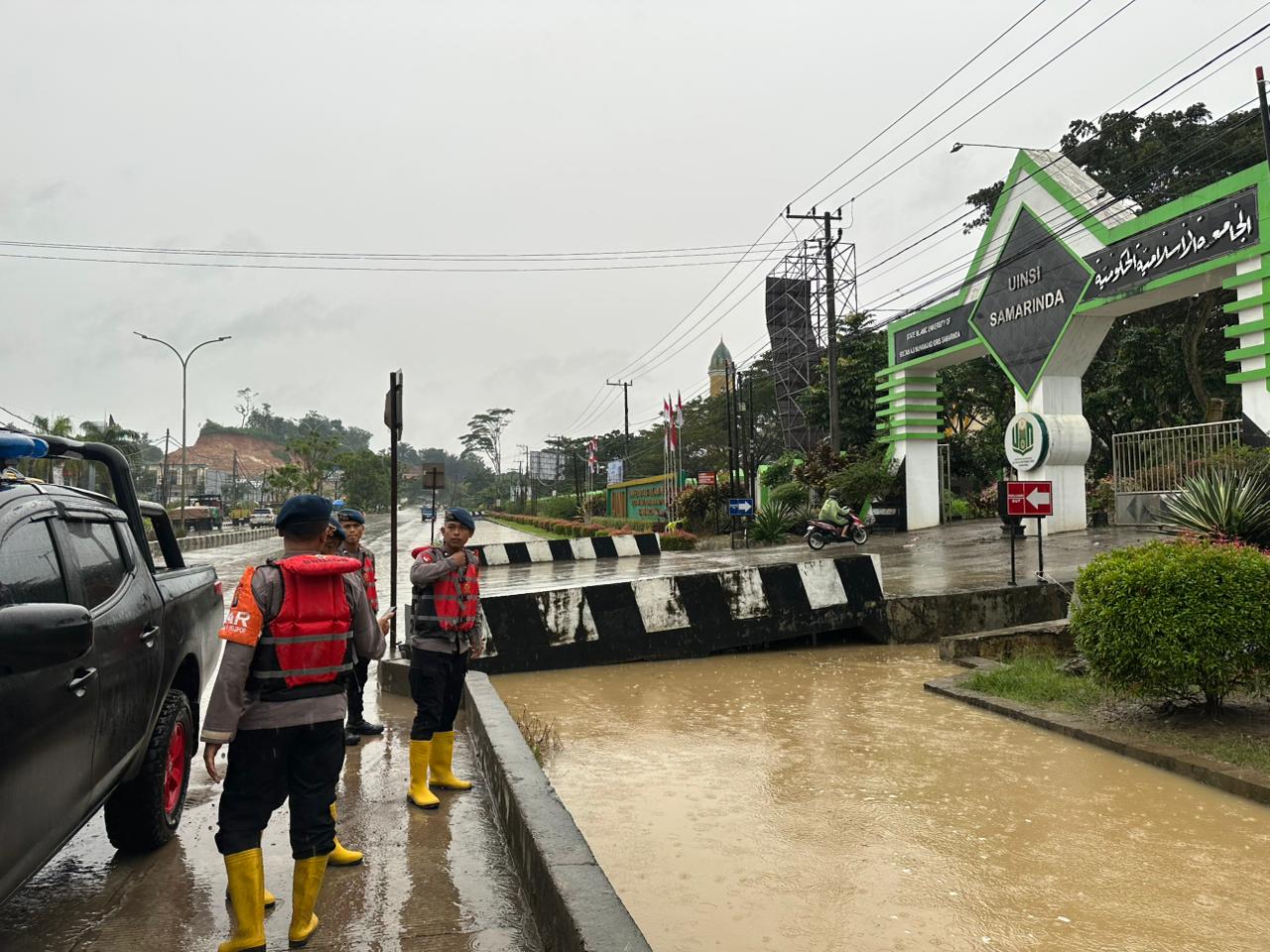 Gerak Cepat Brimob Batalyon B Tangani Banjir dan Sisir Titik Rawan di Samarinda