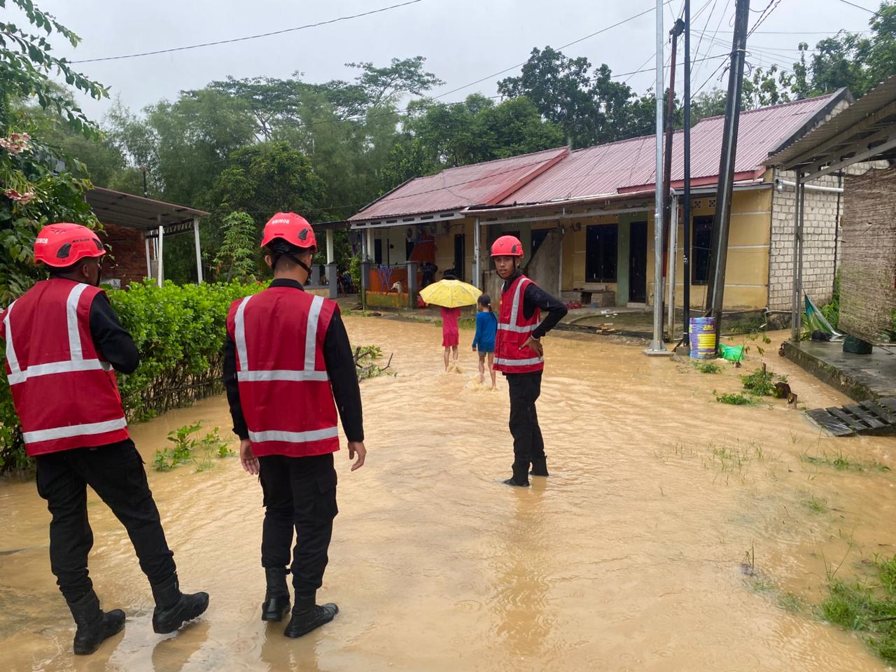 Gerak Cepat Brimob Batalyon C Tangani Banjir di Karang Joang Balikpapan Utara