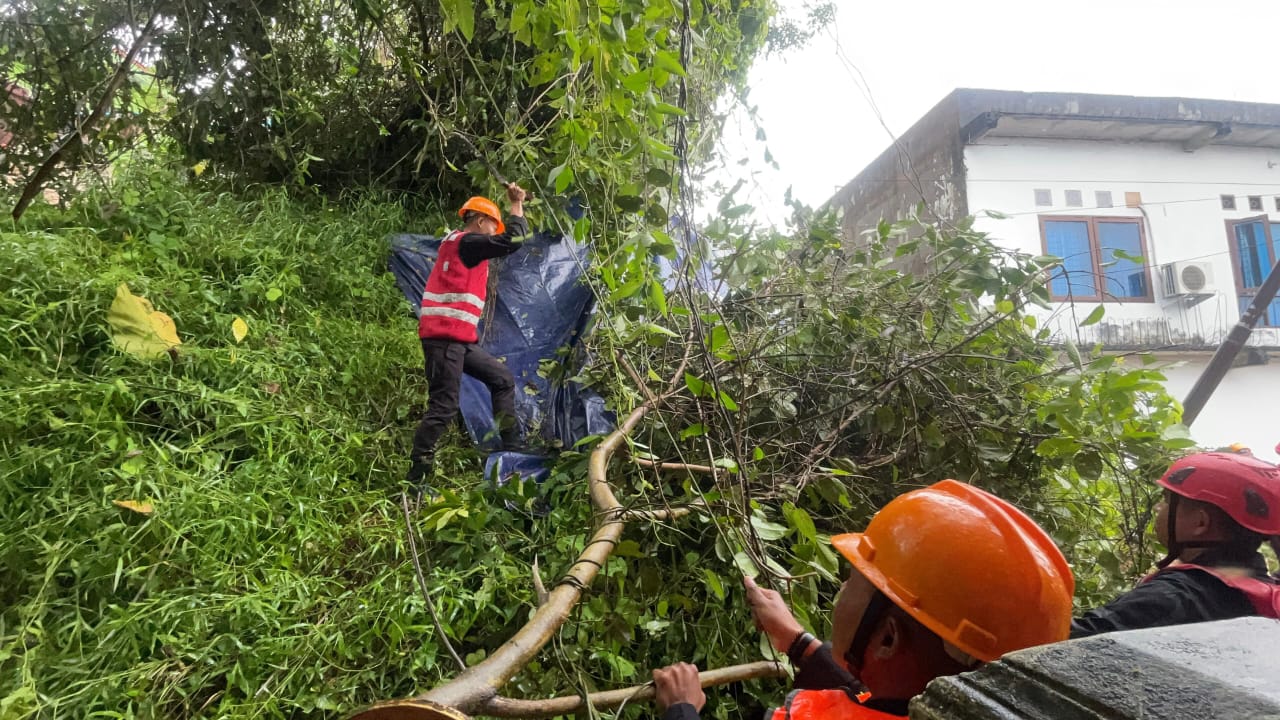 Batalyon A Brimob Kaltim Bantu Evakuasi Korban Longsor di Balikpapan