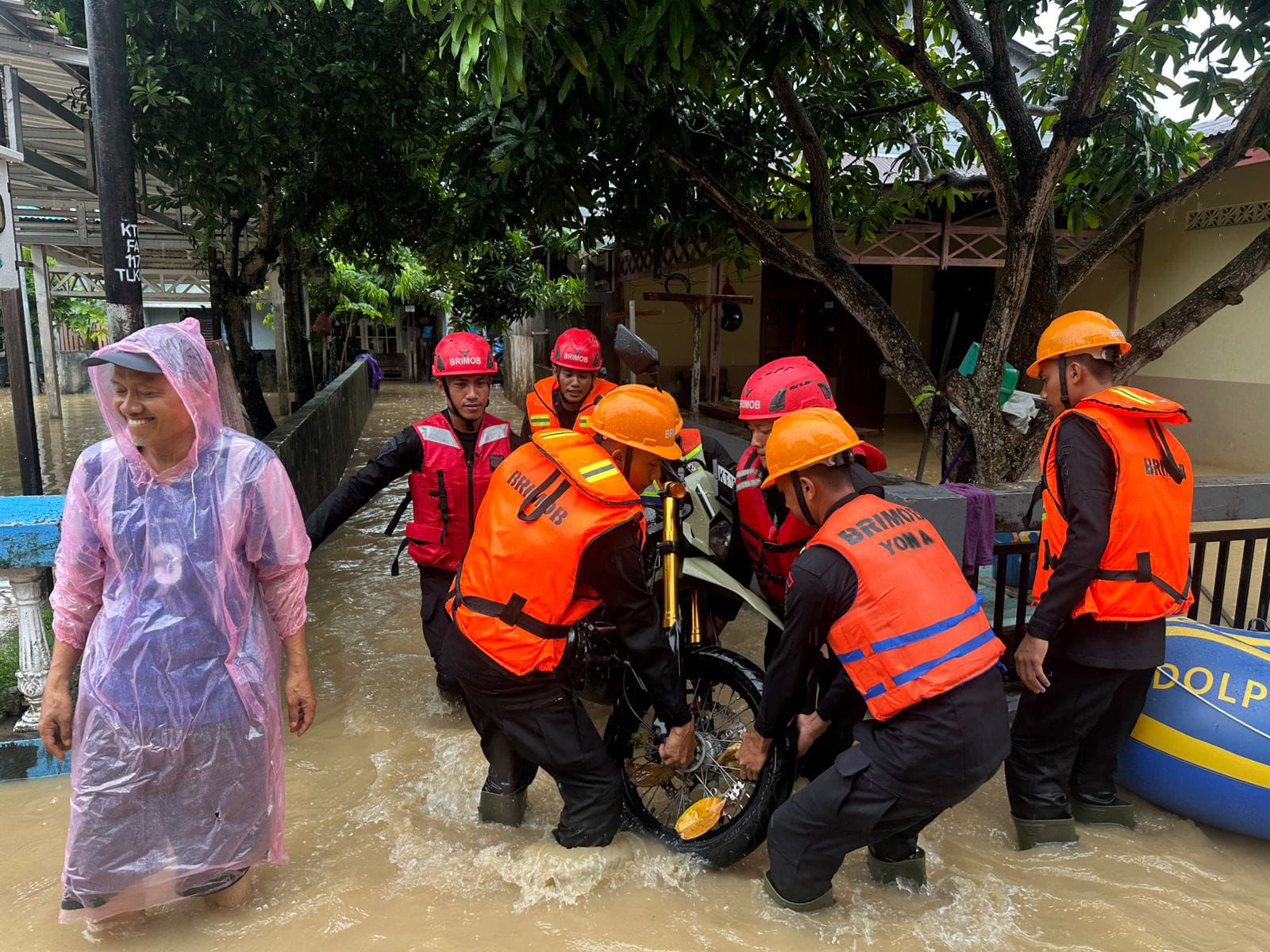 MT Haryono Balikpapan Banjir, Batalyon A Brimob Kaltim Sigap Evakuasi Warga