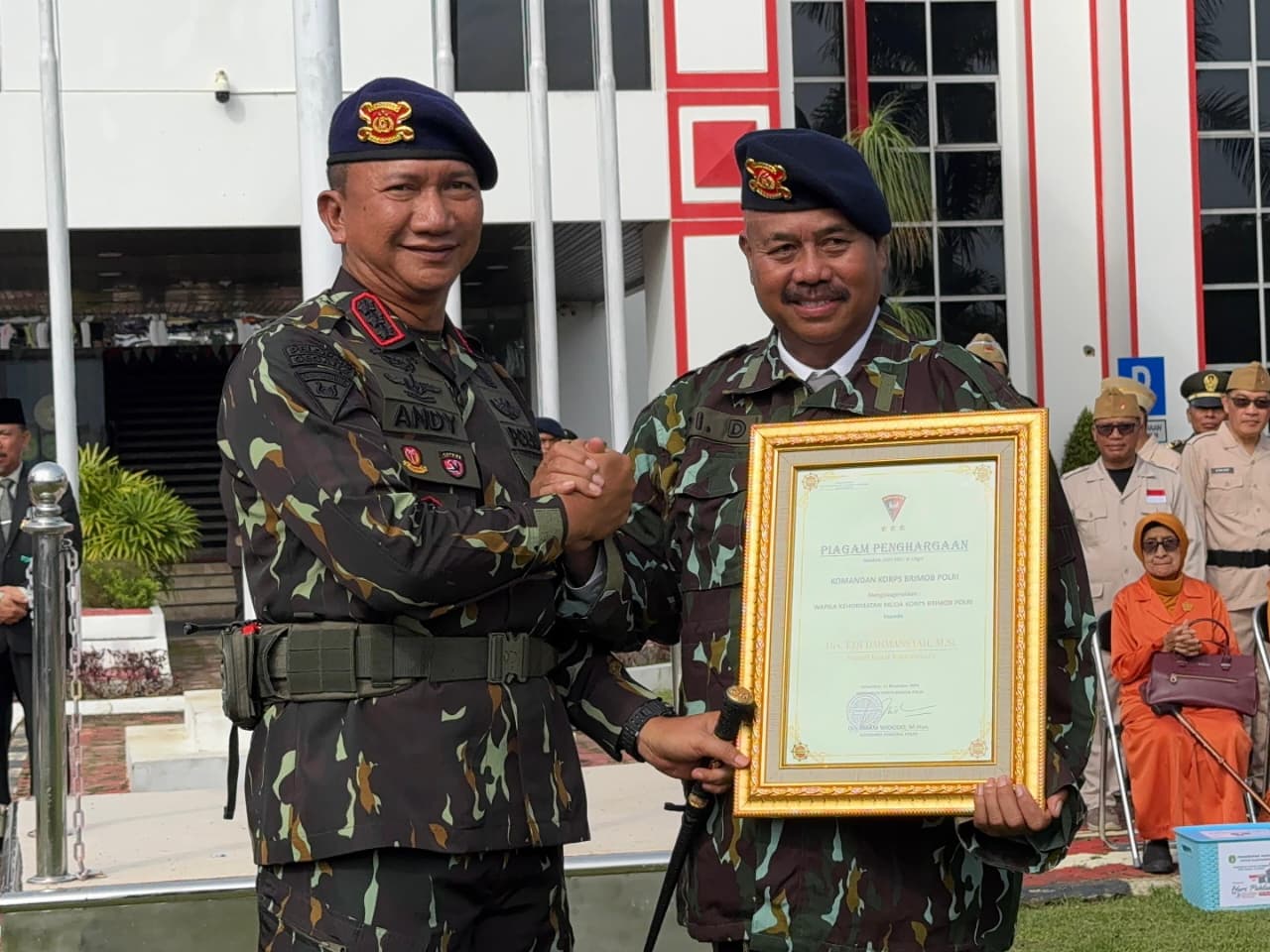 Dansat Brimob Anugerahkan Warga Kehormatan kepada Drs. Edi Darmansyah dalam Peringatan Hari Pahlawan