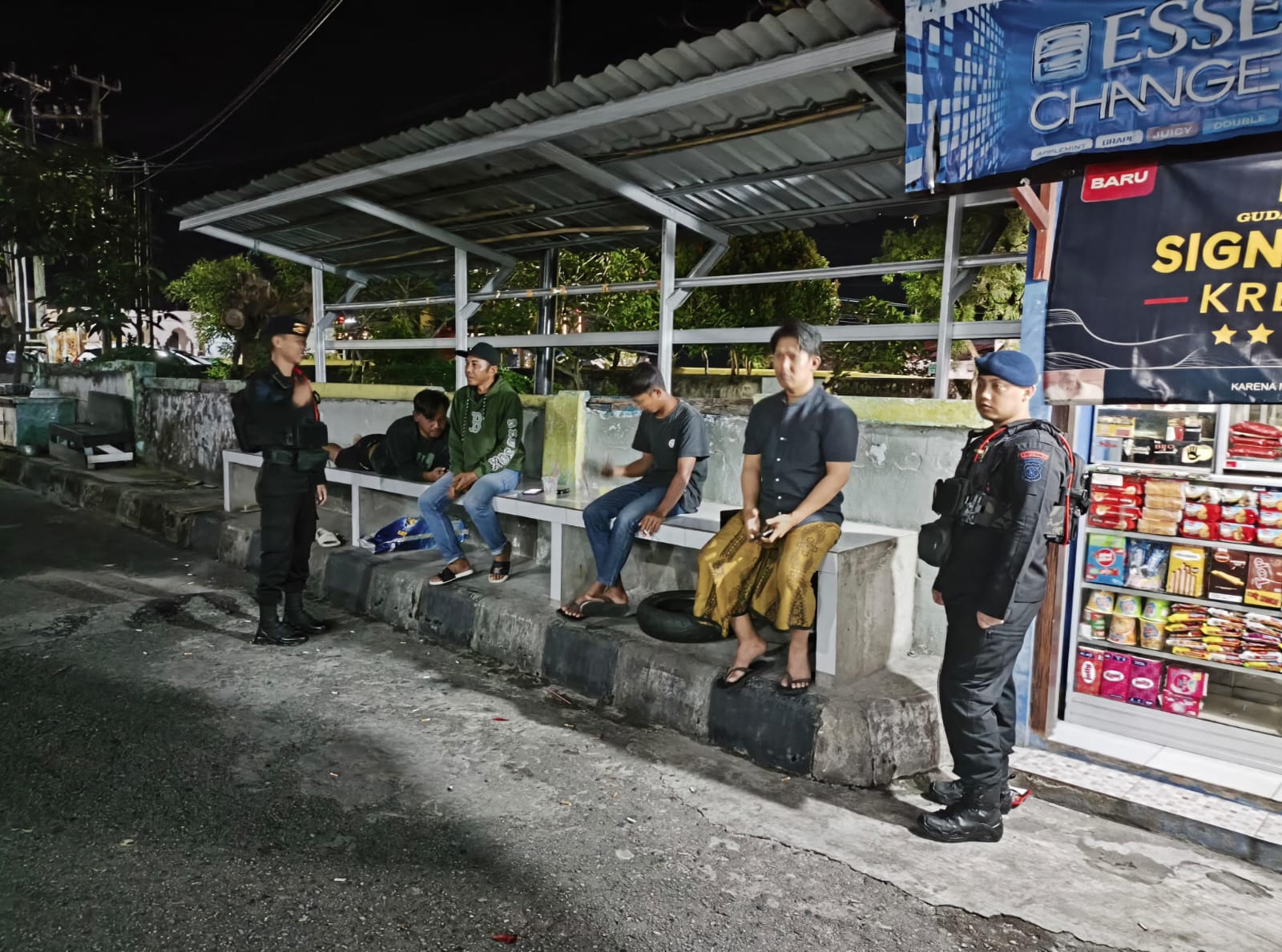 Batalyon A Brimob Kaltim Patroli Sambang Dialogis ke Pos Ronda