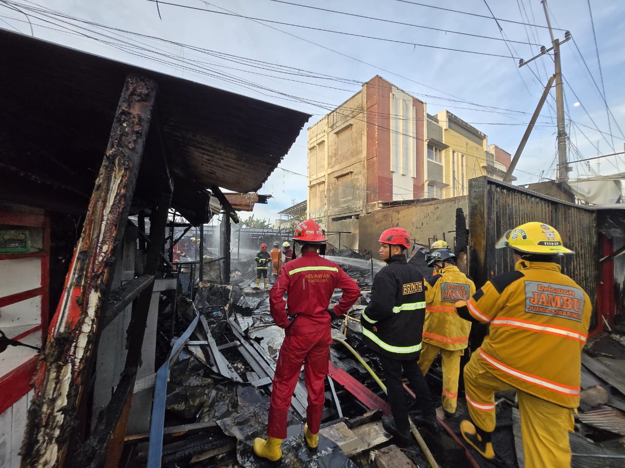Tim Respon Bencana Brimob Polda Kaltim Gerak Cepat Padamkan Kebakaran di Jalan KH. Wahid Hasyim Samarinda