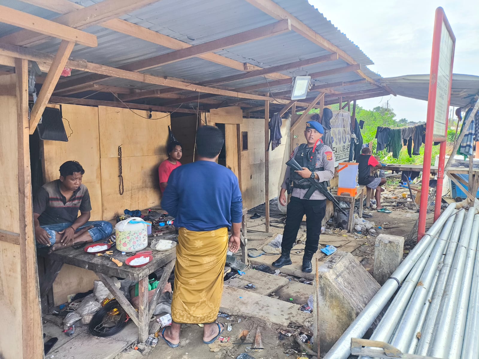 Tim Patroli Batalyon C Brimob Kaltim Sambang Pekerja Lapangan, Ingatkan Waspada dan Keselamatan Kerja