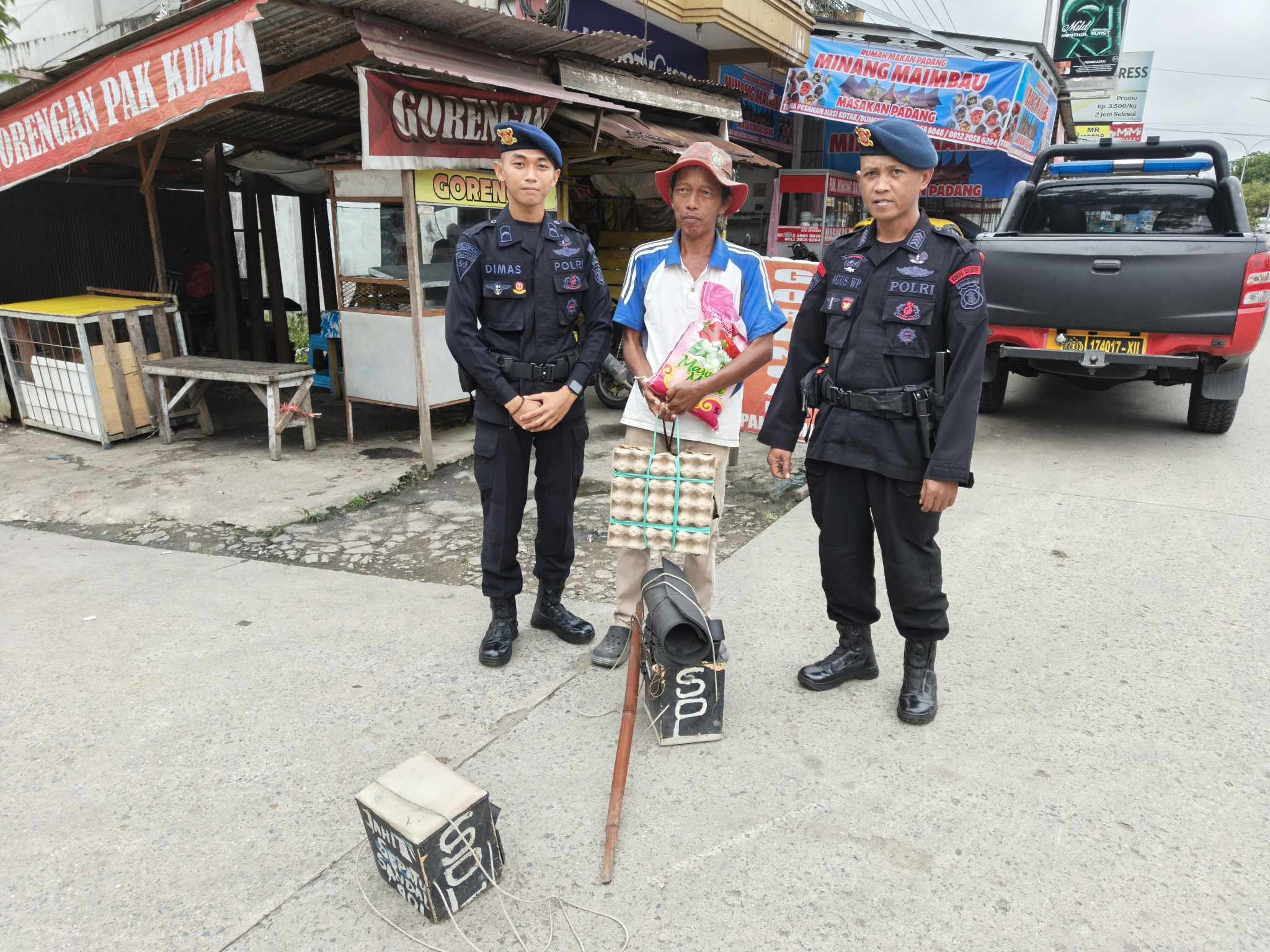 Batalyon B Brimob Kaltim Hadirkan Senyum di Hari Berkah: Bantuan Kemanusiaan untuk Tukang Sol Sepatu di Samarinda