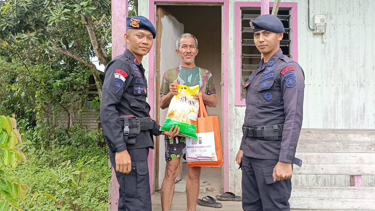 Tunjukkan Empati, Personel Brimob Berau Salurkan Bantuan Sembako dalam Program Jumat Berkah