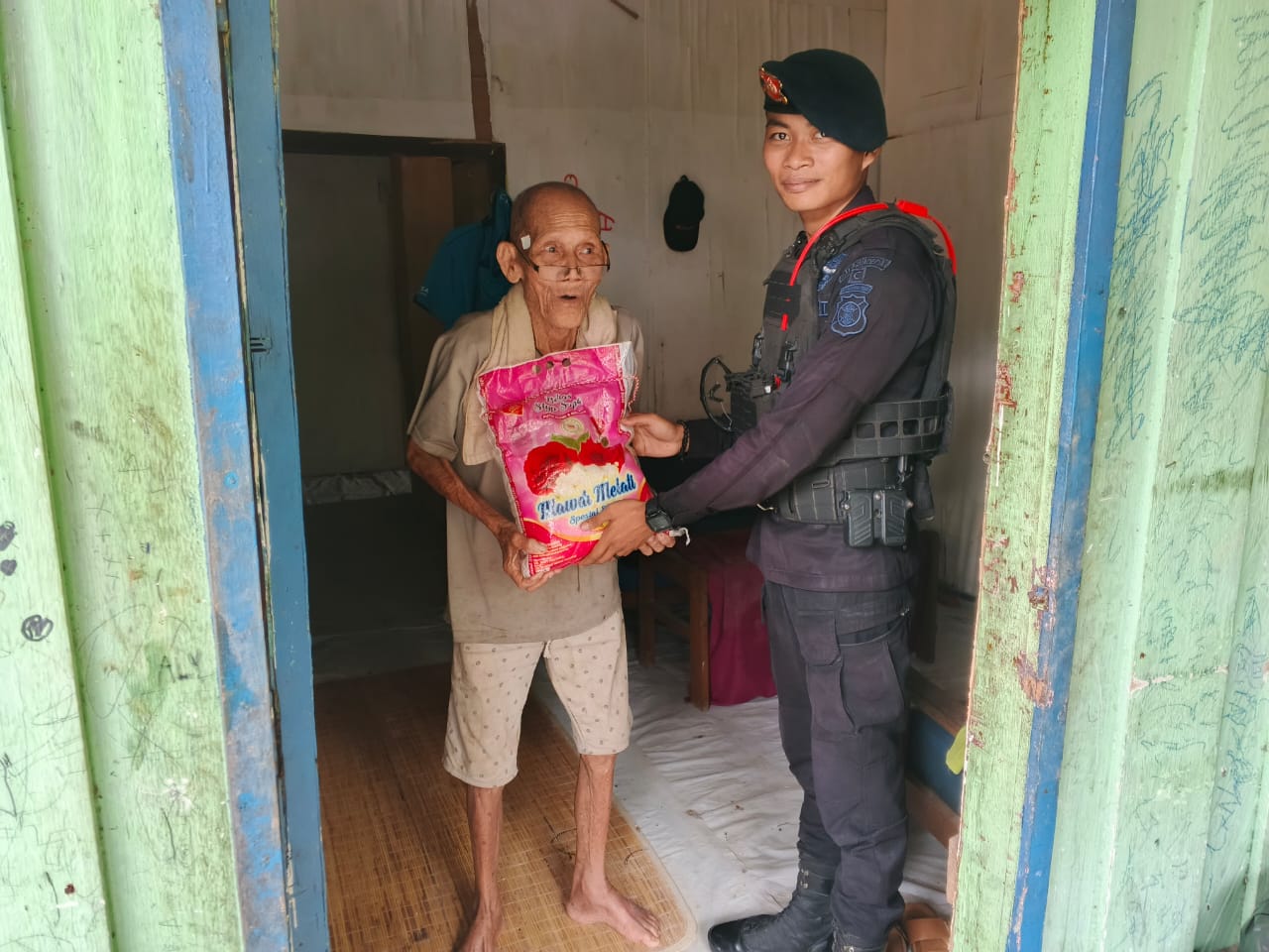 Kunjungi Lansia di Balikpapan Utara, Batalyon C Brimob Kaltim Salurkan Sembako dalam Aksi Jumat Berkah