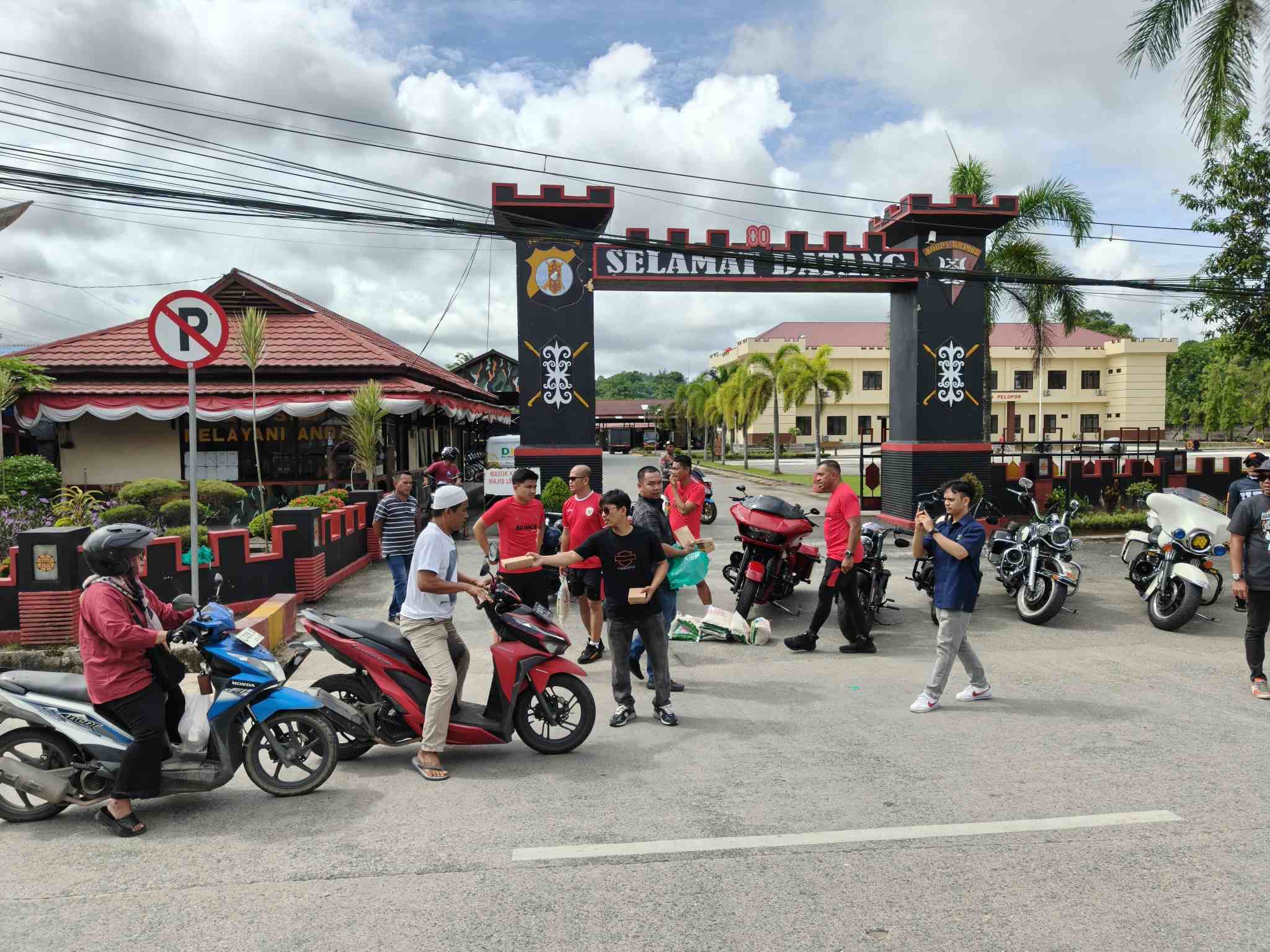 Brimob Polda Kaltim & HDCI Bagikan Makanan dan Beras Gratis kepada Warga Samarinda