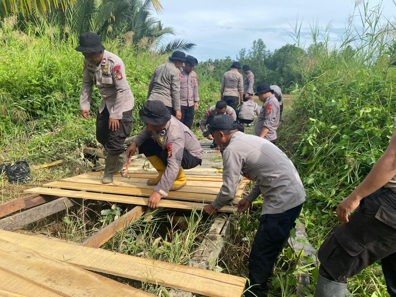 Kompi 2 Brimob Paser Revitalisasi Jembatan Vital: Wujudkan Mobilitas Lancar bagi Warga dan Anak Sekolah