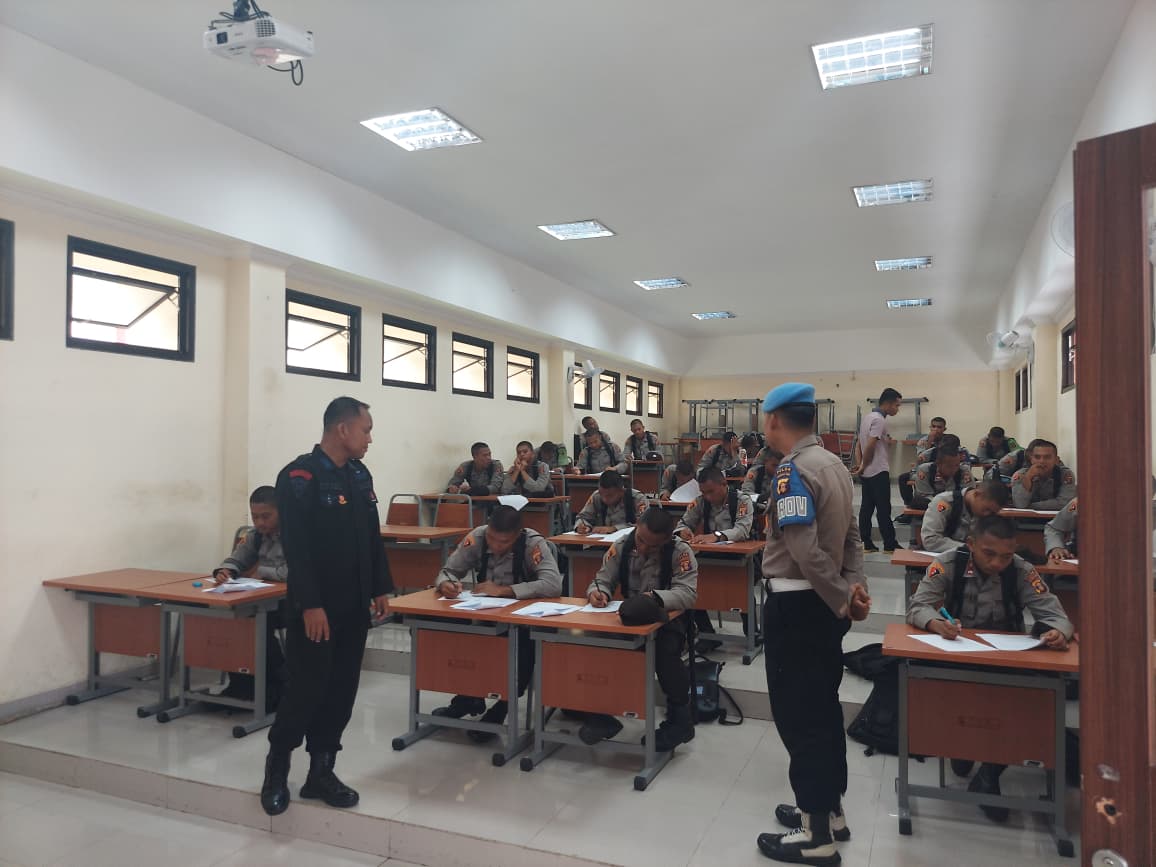 Instruktur Batalyon B Brimob Kaltim Kawal Ujian Anti Anarkis Siswa Diktukba Polri Angkatan 53 di SPN Jonggon