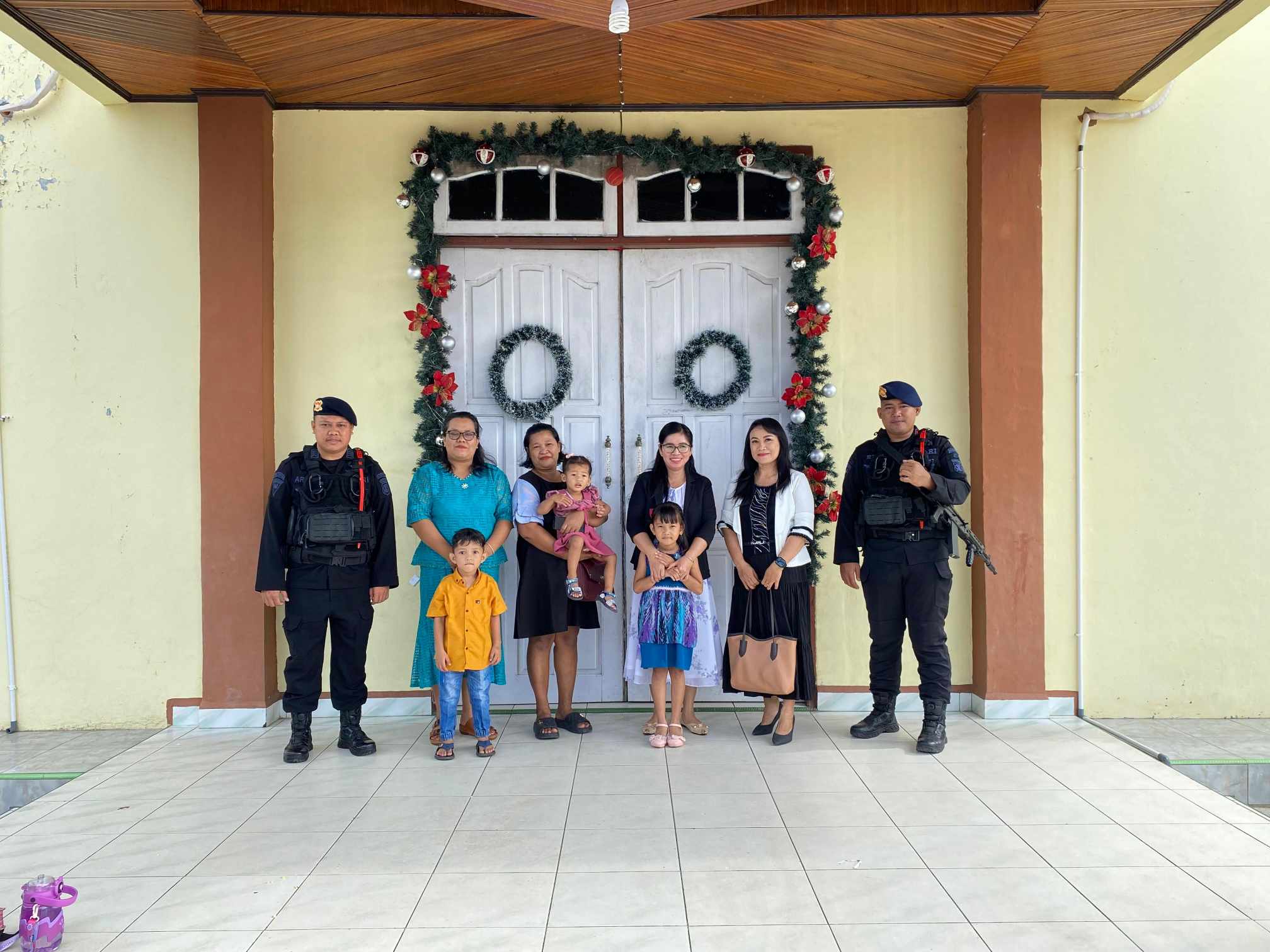 Ciptakan Ketenangan Beribadah, Brimob Paser Amankan Tiga Gereja di Tanah Grogot