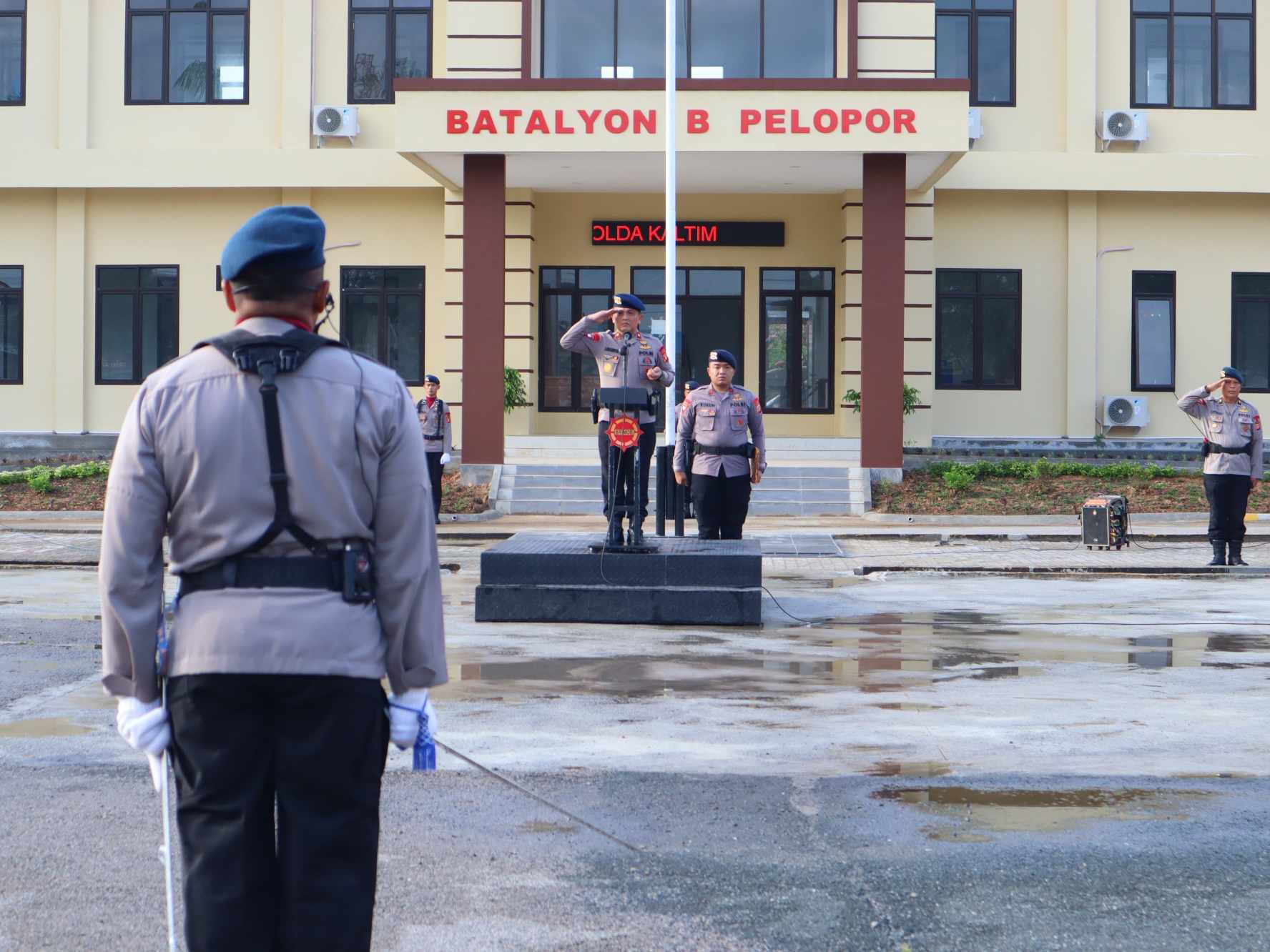 Batalyon B Pelopor Satbrimob Polda Kaltim Gelar Upacara Bendera Bulanan Tanggal 17