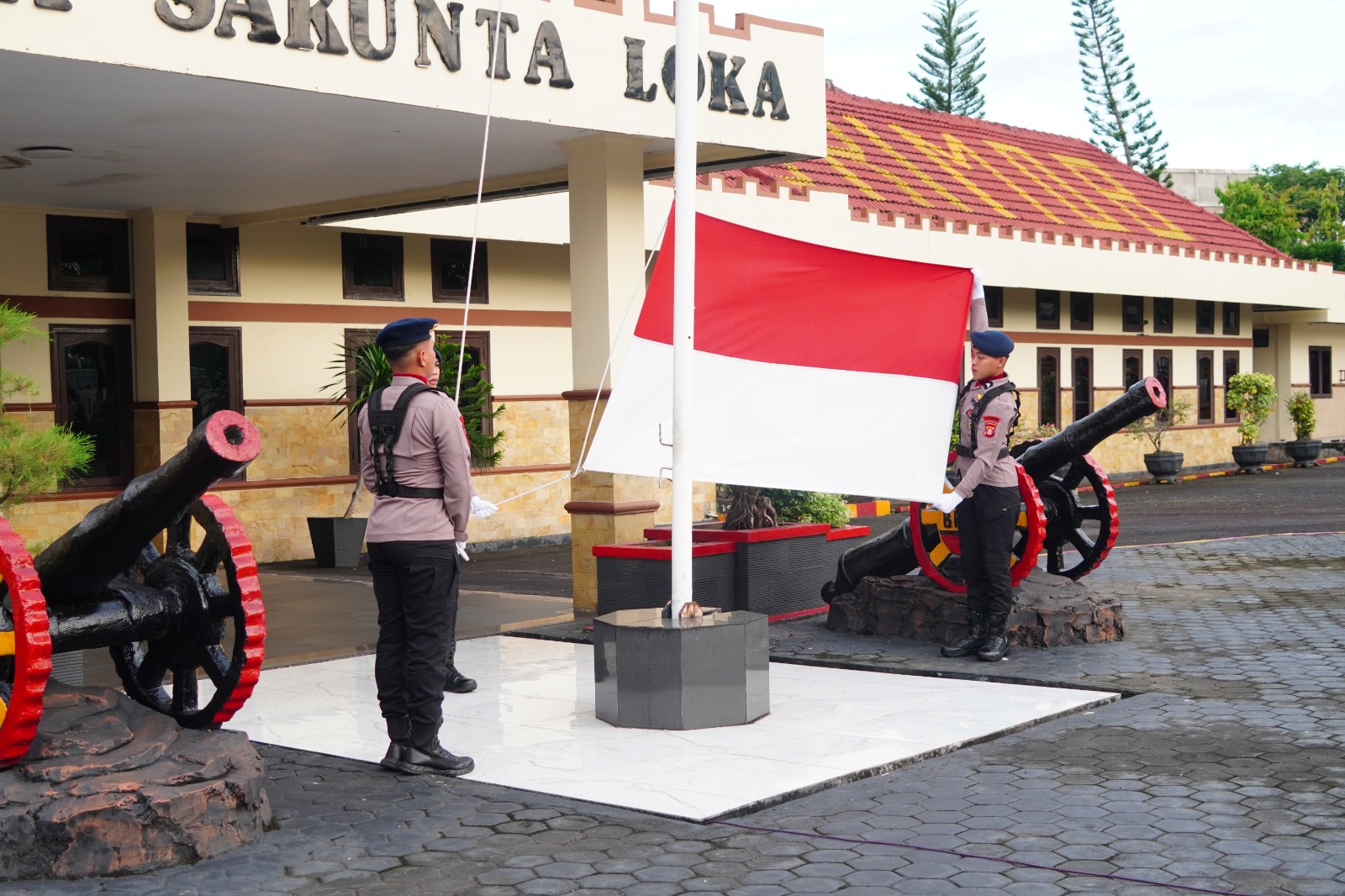 Perkuat Jiwa Nasionalisme, Satbrimob Polda Kaltim Gelar Upacara Bendera Bulanan di Balikpapan