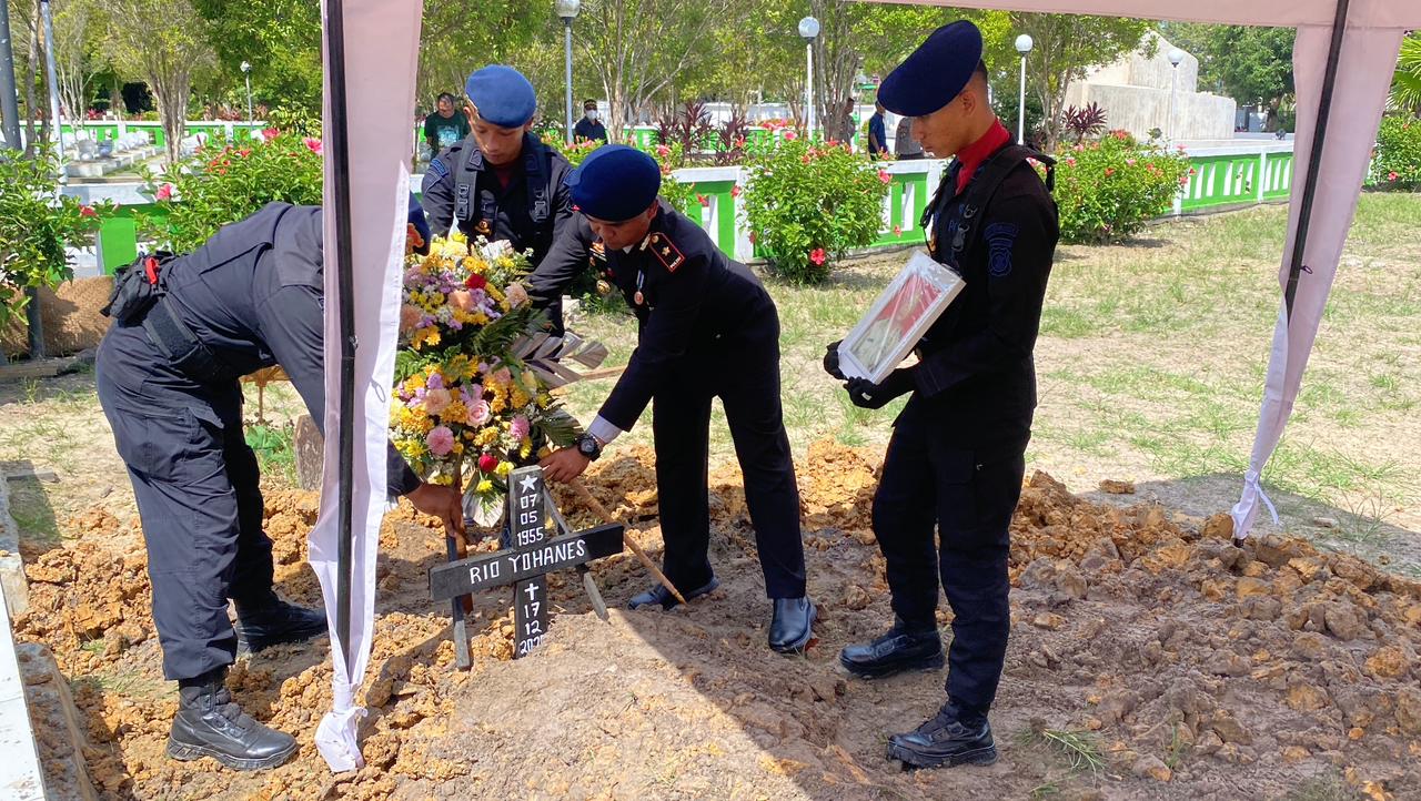 Penghormatan Terakhir bagi Bhayangkara Sejati: Brimob Kaltim Gelar Upacara Pemakaman AKP (Purn) Rio Yohanes