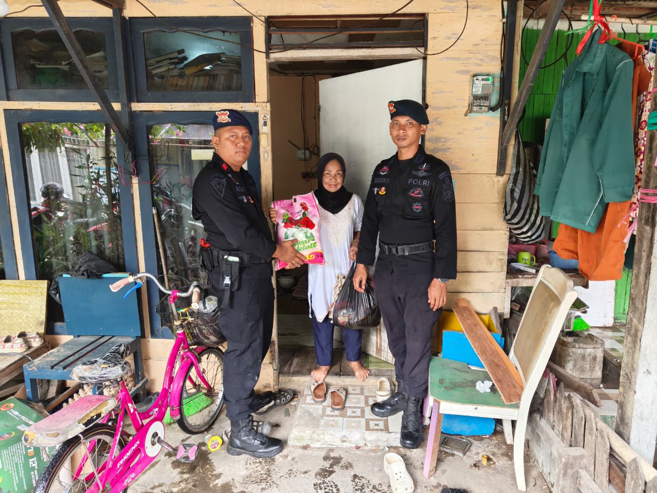 Sentuhan Kemanusiaan di Jumat Berkah, Brimob Samarinda Salurkan Sembako bagi Pekerja Sektor Informal