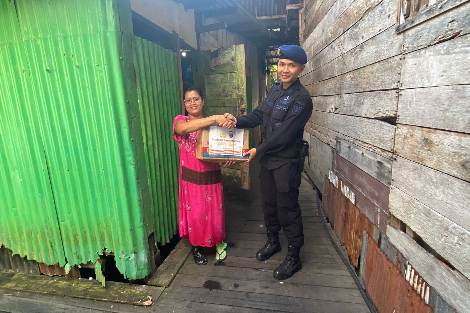 Batalyon A Brimob Kaltim Rajut Kepedulian Lewat Jumat Berkah Kepada Warga Balikpapan