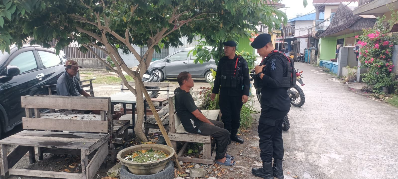 Patroli Sambang, Brimob Ajak Warga Balikpapan Jaga Kamtibmas Yang Kondusif