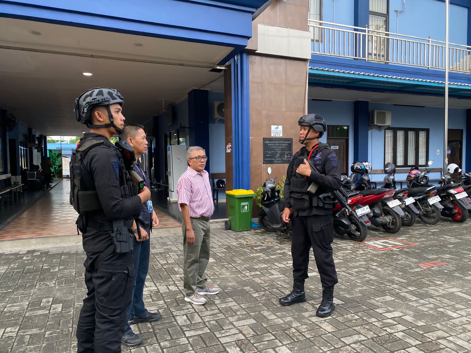 Jamin Kekhusyukan Ibadah Minggu, Detasemen Gegana Brimob Kaltim Sambangi Sejumlah Gereja di Balikpapan
