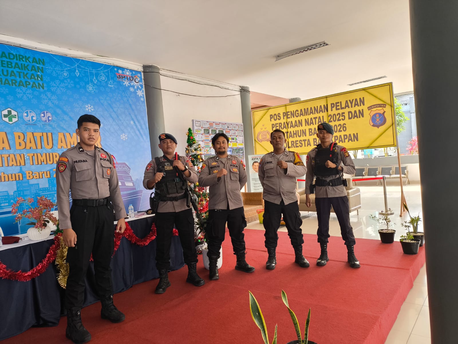 Tim Patroli Brimob Batalyon C Pelopor Laksanakan Patroli di Pos Pelayanan Nataru