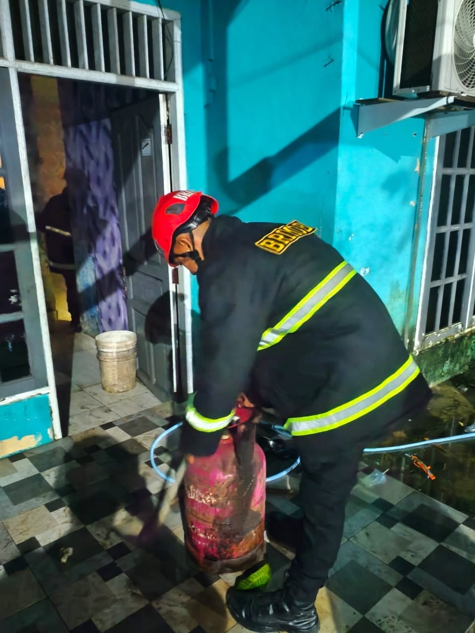 TIM RESPON BENCANA BRIMOB KALTIM AMANKAN KEBAKARAN RUMAH WARGA