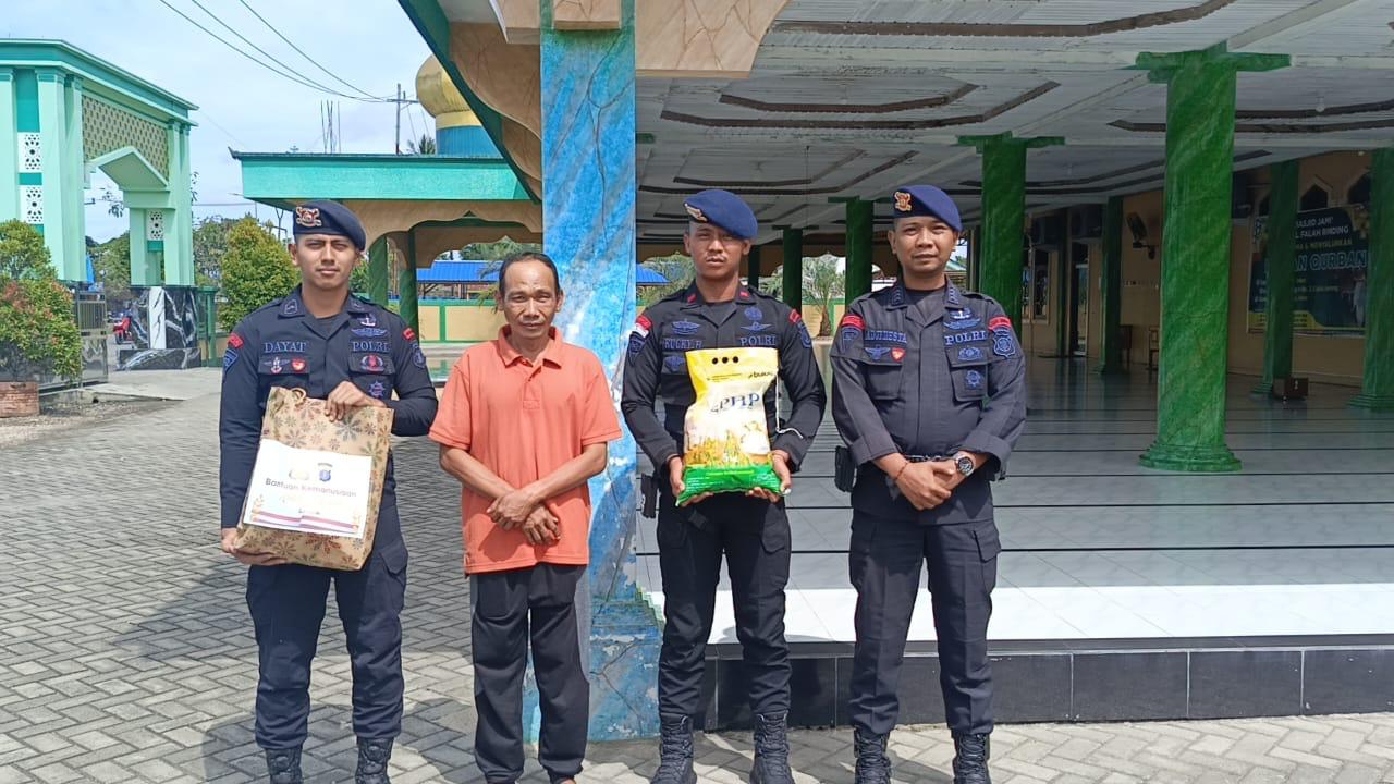 Wujud Kepedulian Sesama, Brimob Berau Salurkan Bantuan Sembako Lewat Program “Jumat Berkah”