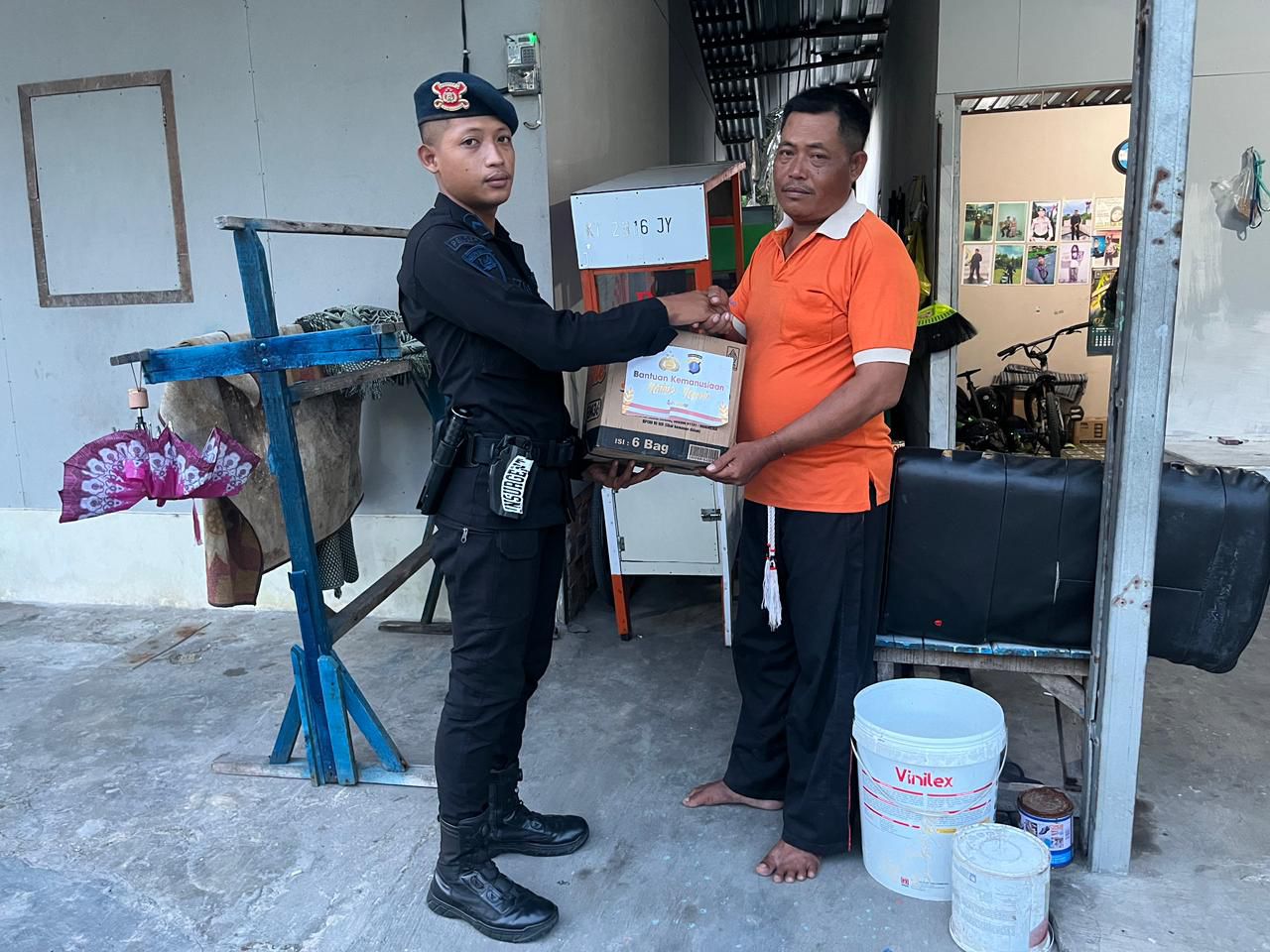 Peduli Sesama di Jum’at Berkah, Batalyon A Brimob Kaltim Berbagi Sembako ke Warga