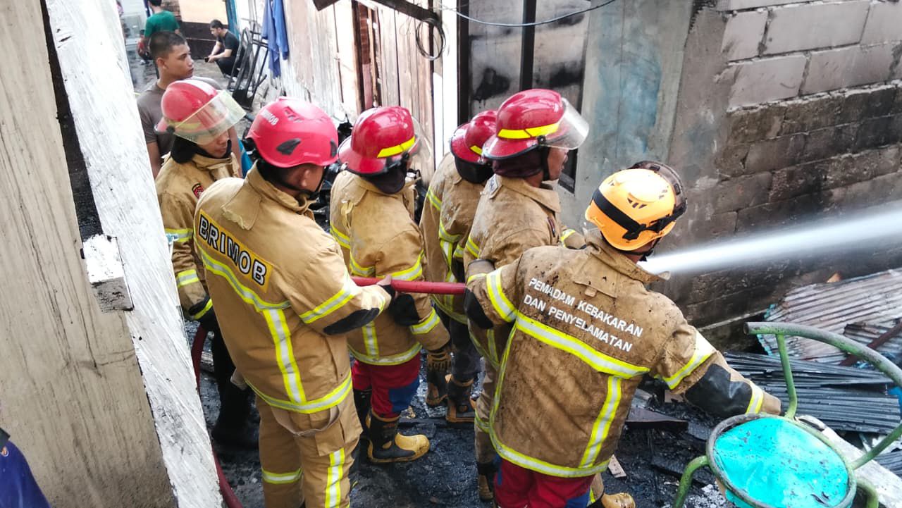 Quick Respon Batalyon A Brimob Kaltim Padamkan Kebakaran di Gg. Vila Balikpapan