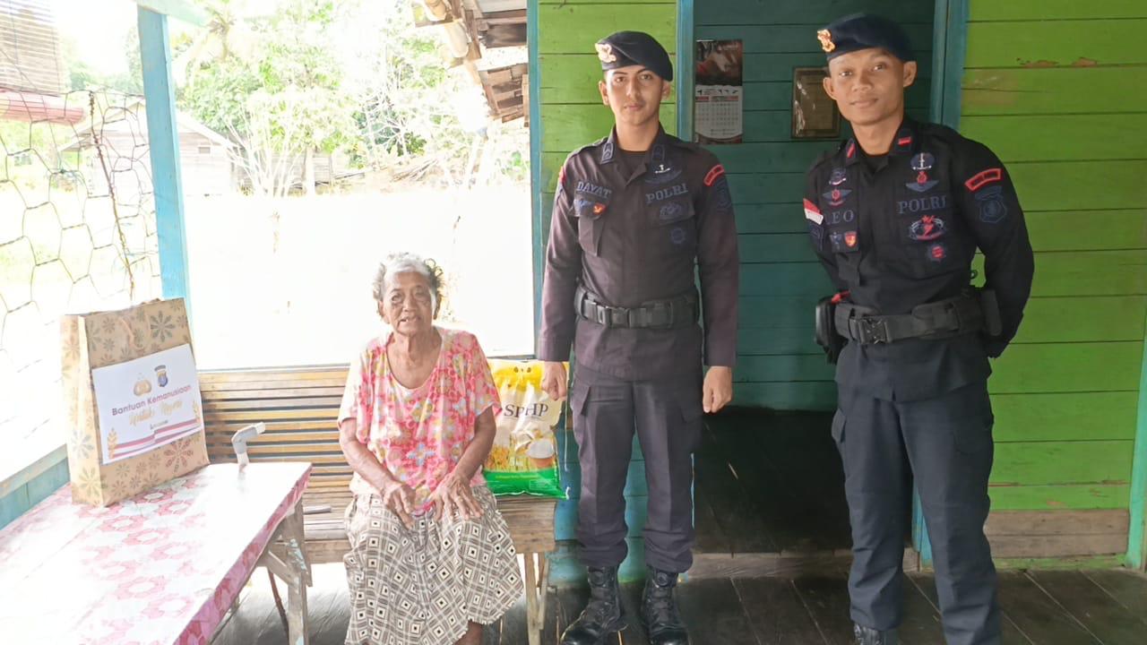 Awali Tahun 2026 dengan Kepedulian, Brimob Berau Salurkan Bantuan Sembako bagi Lansia di Tanjung Redeb