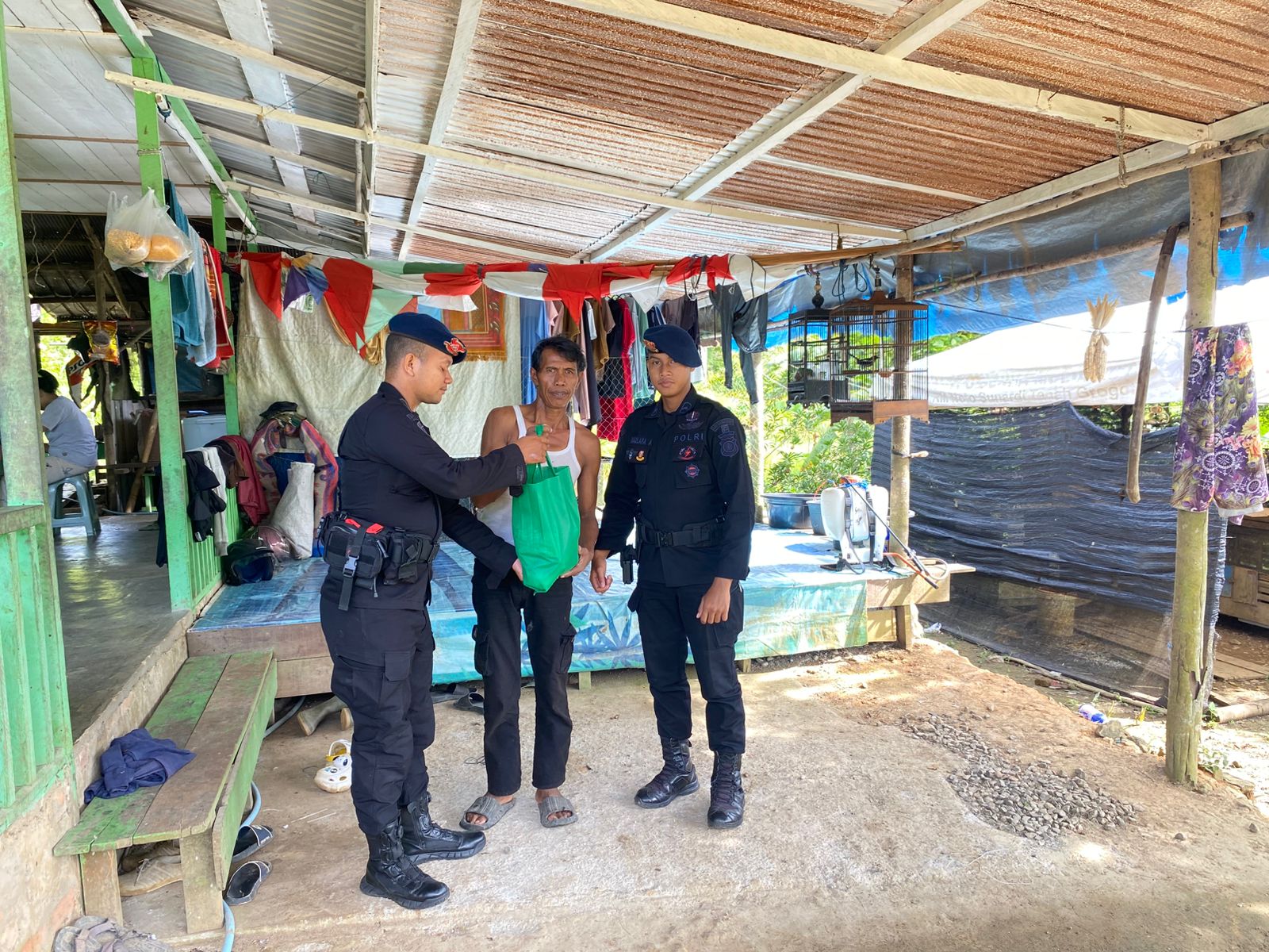 Awali Tahun dengan Kebaikan, Brimob Paser Sambangi Lansia dan Petani dalam Program Jumat Berkah