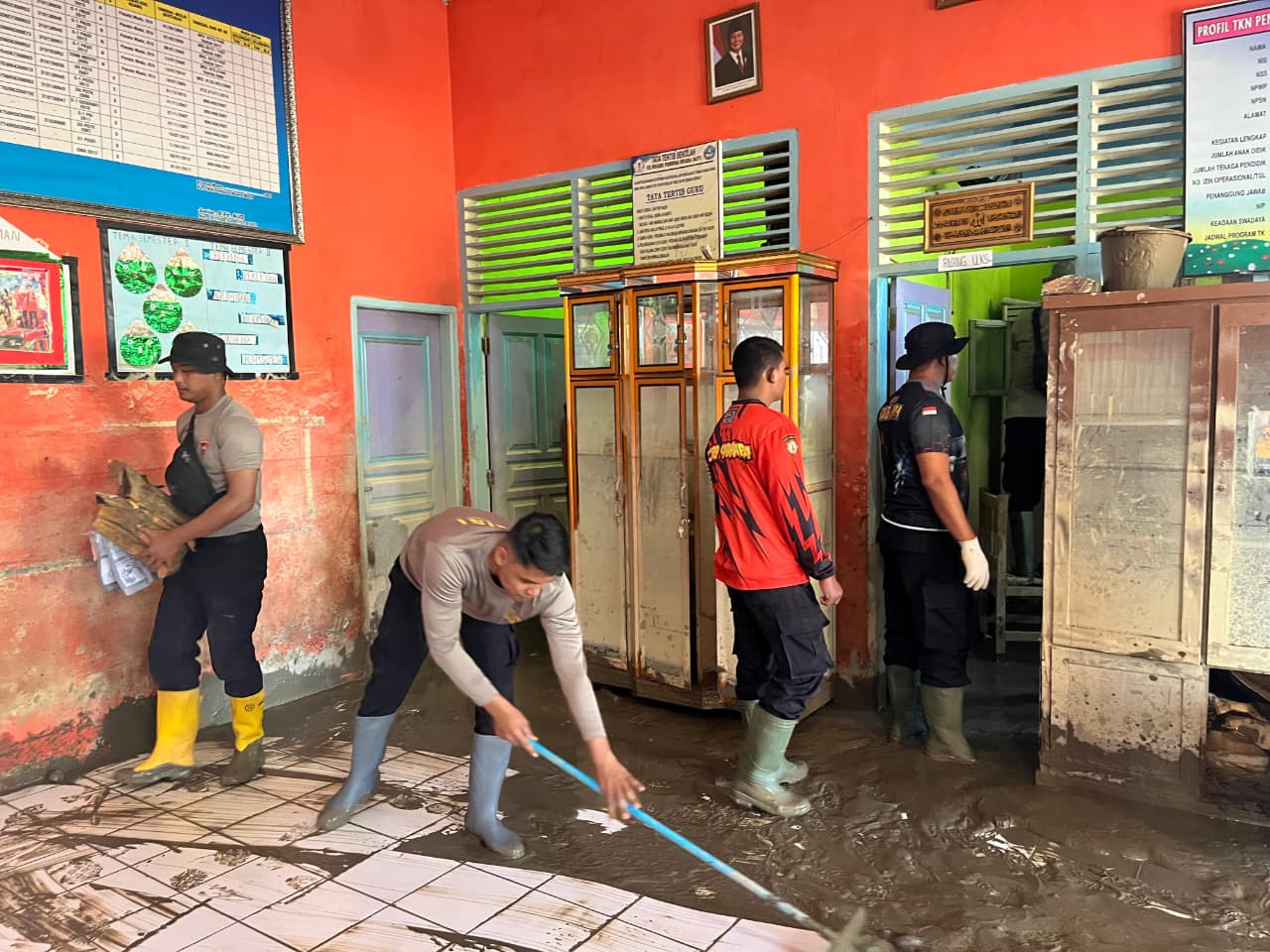 Aksi Kemanusiaan di Tanah Rencong, Personel BKO Brimob Kaltim Pulihkan Fasilitas Pendidikan di Aceh Utara