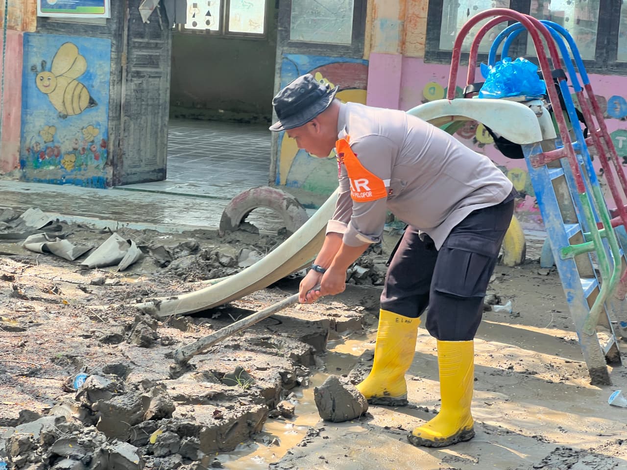 Wujud Kepedulian Lintas Wilayah, Personel BKO Brimob Kaltim Bersihkan Fasilitas TK di Aceh Utara