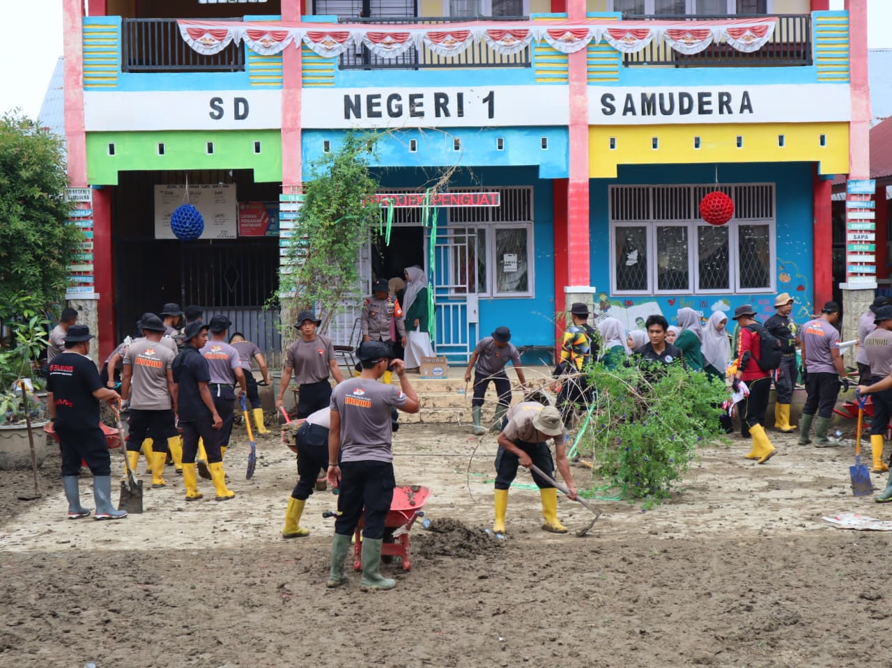 Bantu Pemulihan Sekolah, Personel BKO Brimob Kaltim Bersihkan Lumpur di SDN 1 Samudera Aceh Utara