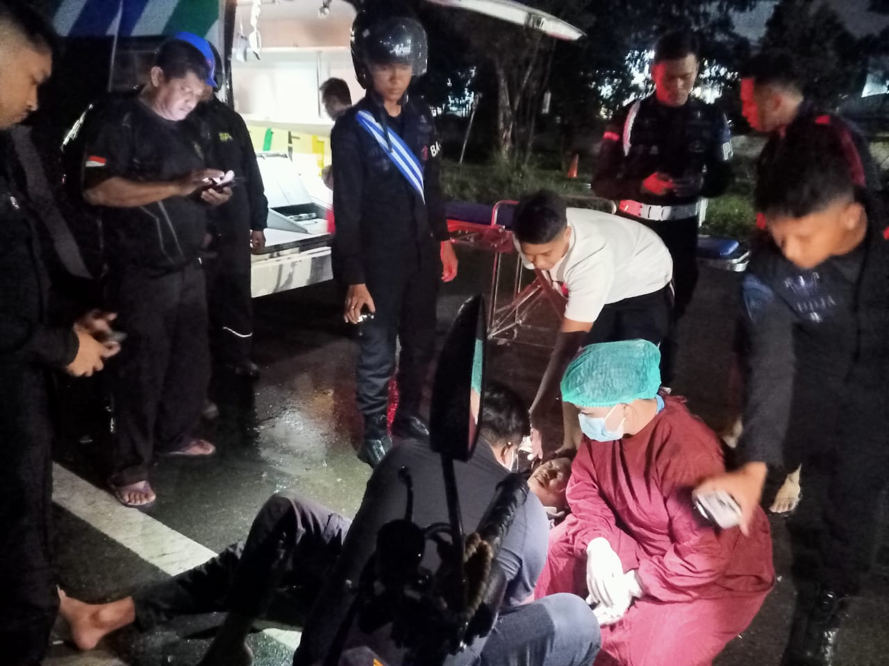 Respon Cepat, Tim Patroli Brimob Kaltim Evakuasi Tiga Korban Laka Lantas di Balikpapan Utara