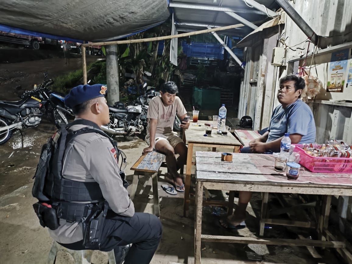Kawal Keamanan Jalur Lintas Kota, Tim Patroli Brimob Kaltim Berdialog dengan Sopir Truk di Balikpapan Utara