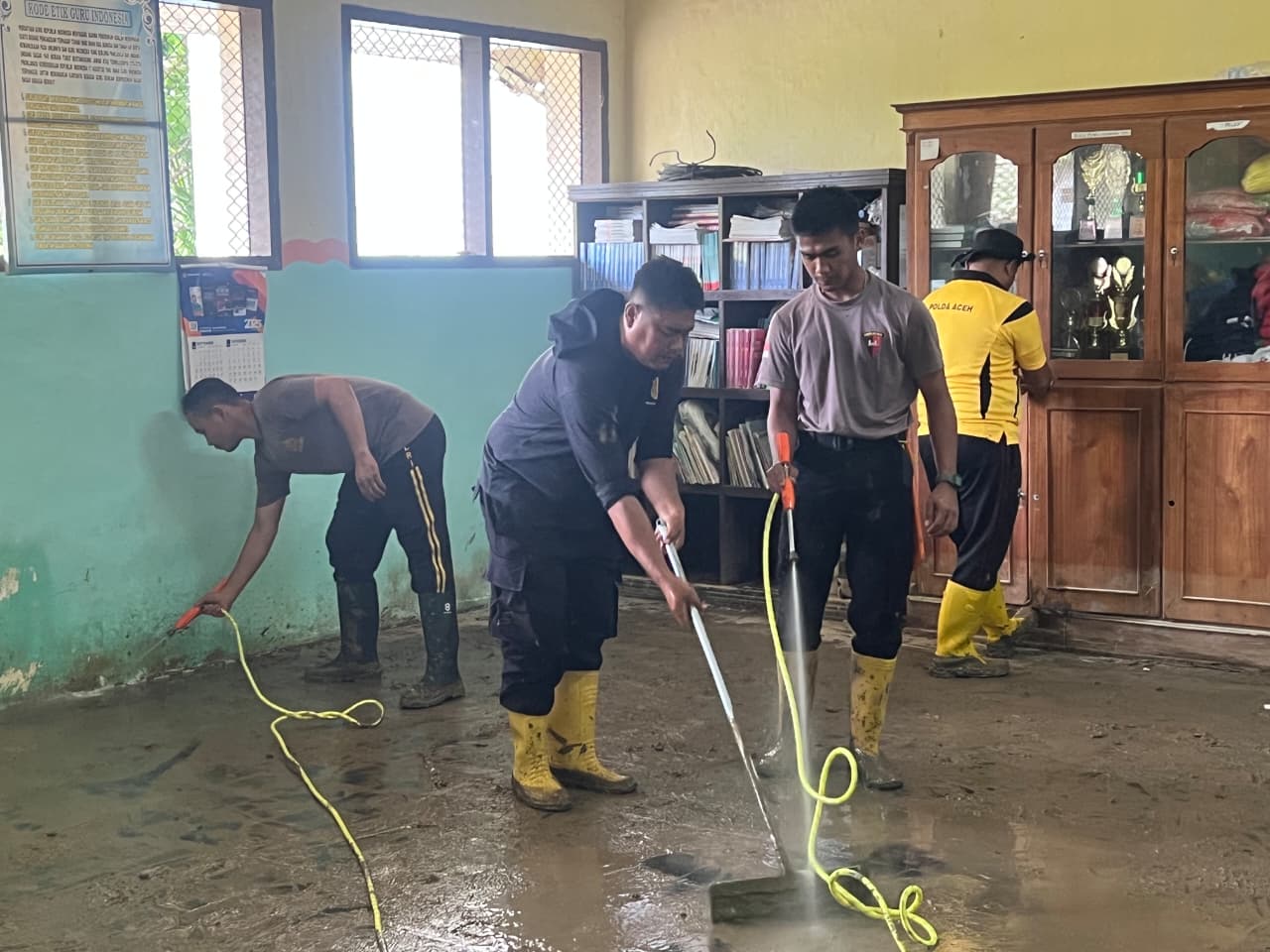 Peduli Pendidikan di Tanah Rencong, Personel BKO Brimob Kaltim Bersihkan SDN 13 Samudera Aceh Utara
