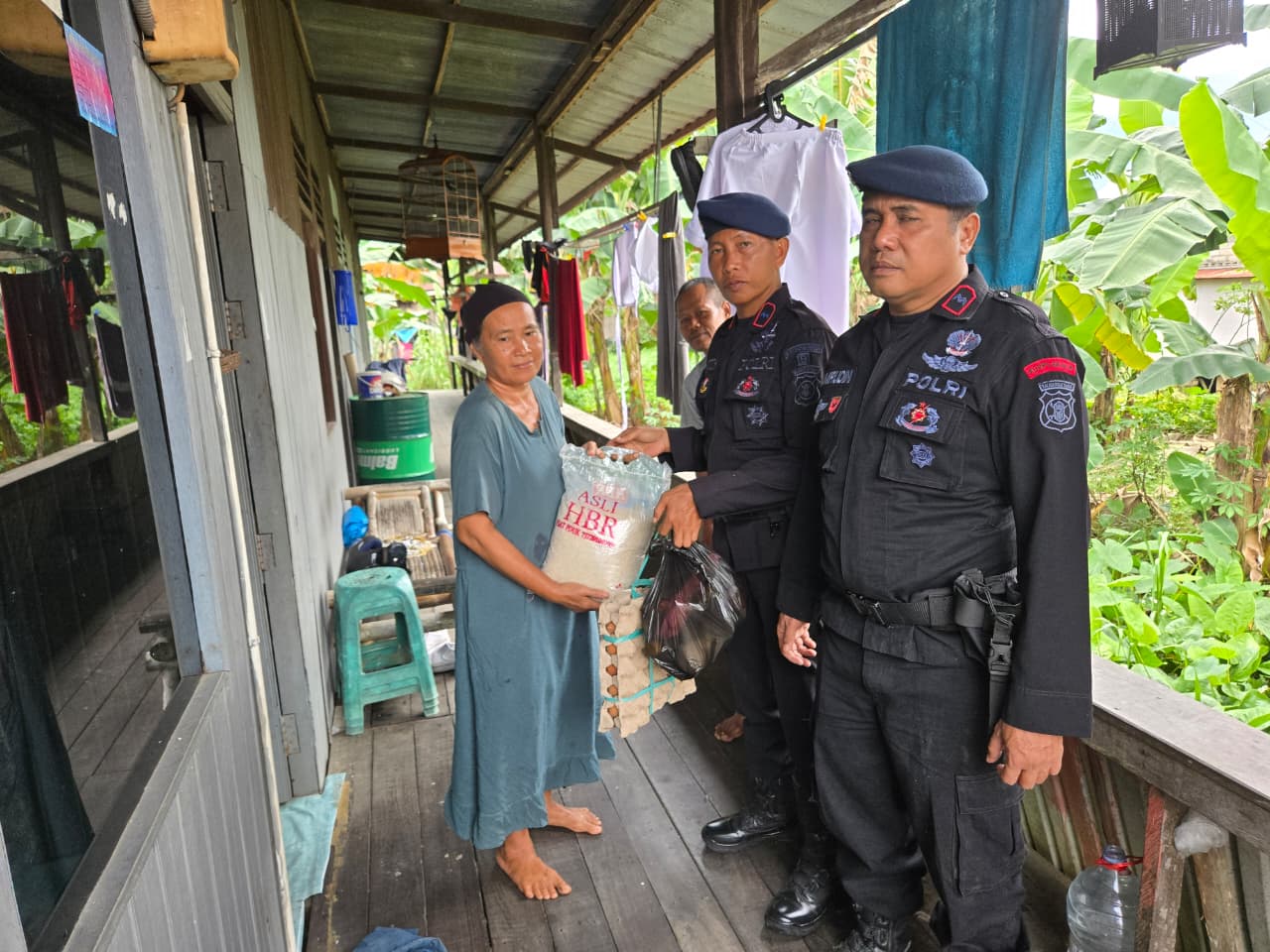 Sentuhan Kemanusiaan di Rapak Dalam, Brimob Samarinda Salurkan Sembako bagi Warga Membutuhkan