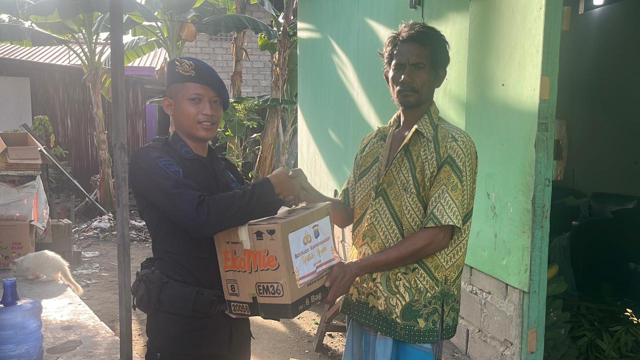 Batalyon A Brimob Kaltim Salurkan Bantuan Kemanusiaan Untuk Negeri Kepada Warga Balikpapan Yang Kurang Mampu