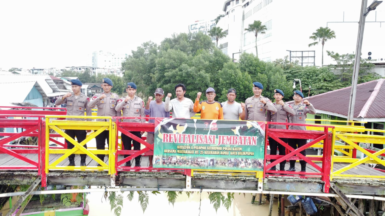 Brimob dan Masyarakat Kompak Revitalisasi Jembatan di Kel. Damai Balikpapan