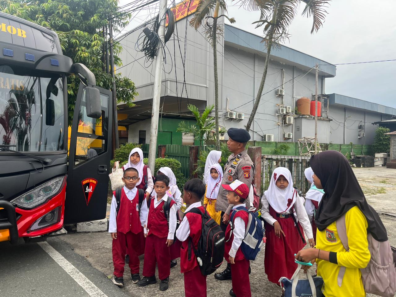 Batalyon A Brimob Kaltim Fasilitasi Pelajar Balikpapan Lewat Program Bus Sekolah Gratis