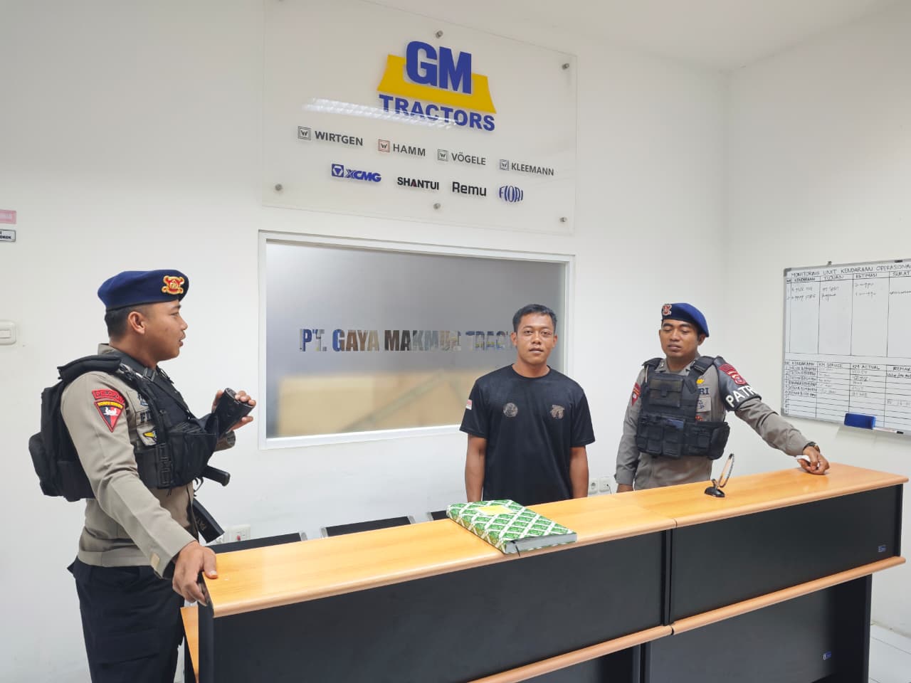 Jaga Kamtibmas Malam Hari, Patroli Brimob Samarinda Sambangi Objek Vital di Palaran dan Sambutan