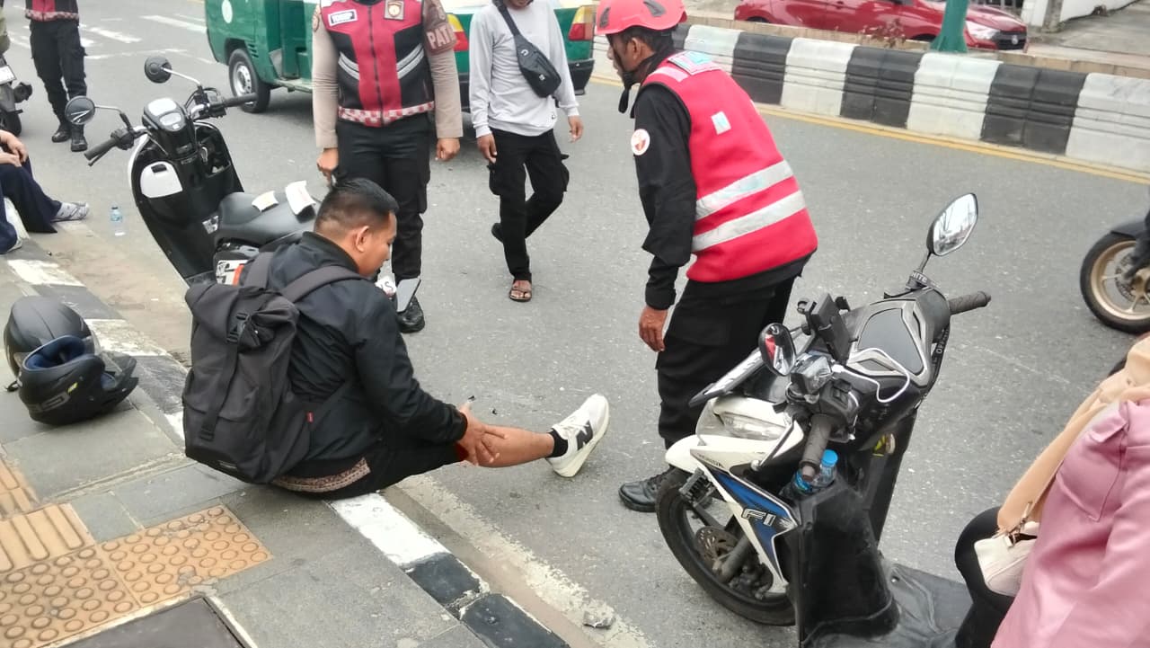 Quick Respon Batalyon A Brimob Kaltim Bantu Evakuasi Laka Lantas di Jl. Jend. Sudirman Stalkuda