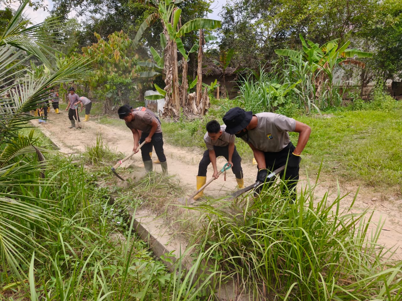 Pulihkan Akses Jalan Desa, Personel BKO Brimob Kaltim Bersihkan Lumpur dan Pohon Tumbang di Sawang Aceh Utara